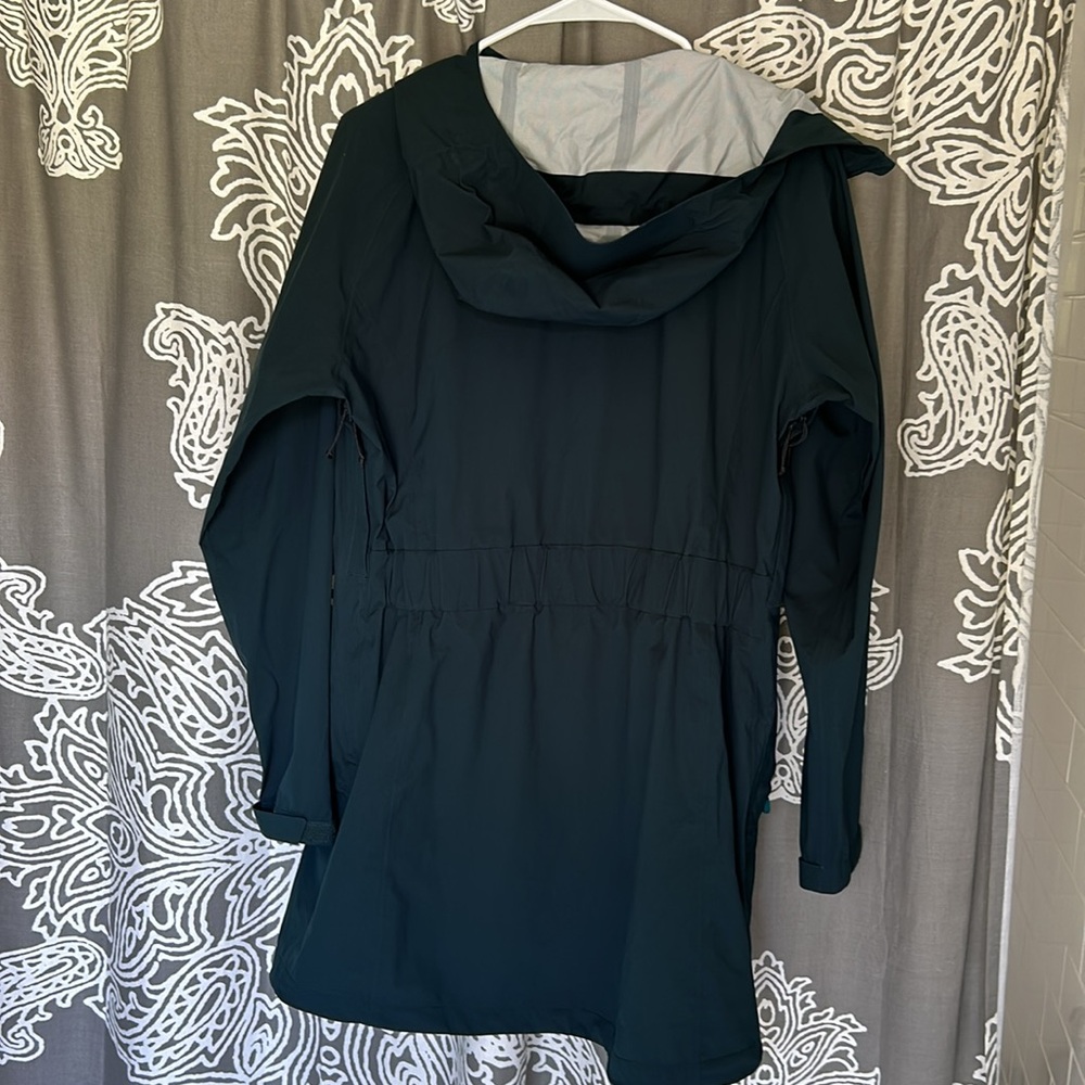 Mountain Hardware Medium Parka / Rain Jacket Neve… - image 8